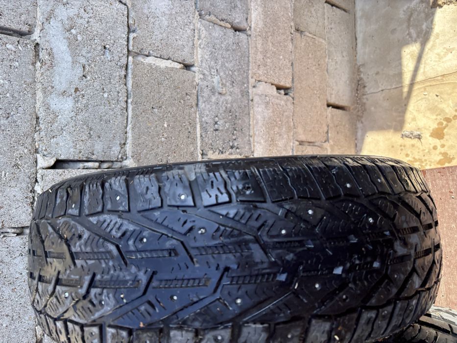 Продам 2 шины Viatti и 1 шипованную
