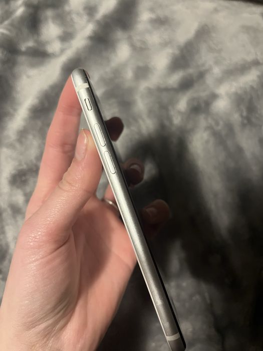 Vand  Iphone SE  in stare buna