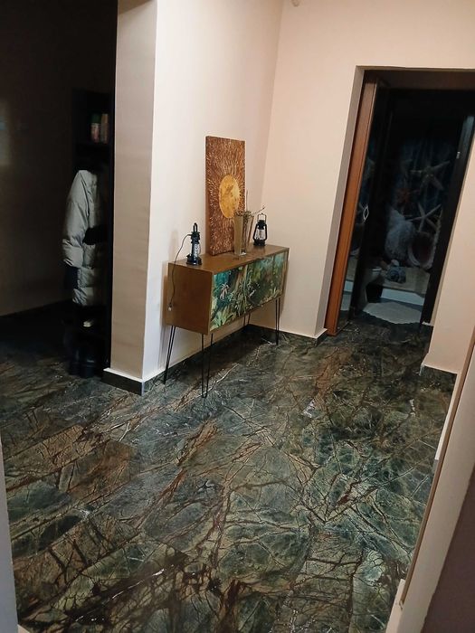 Vand apartament ultracentral, cu 4 camere si dependinte, in Găesti.
