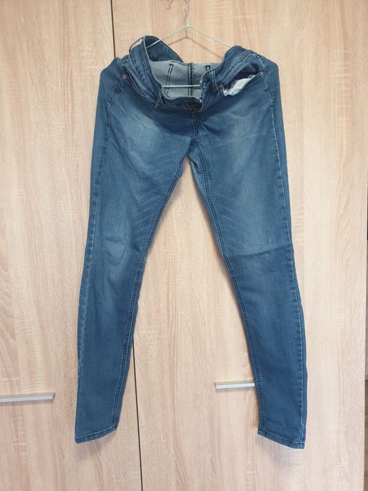 Vand 2 perechi de blugi, marimea M