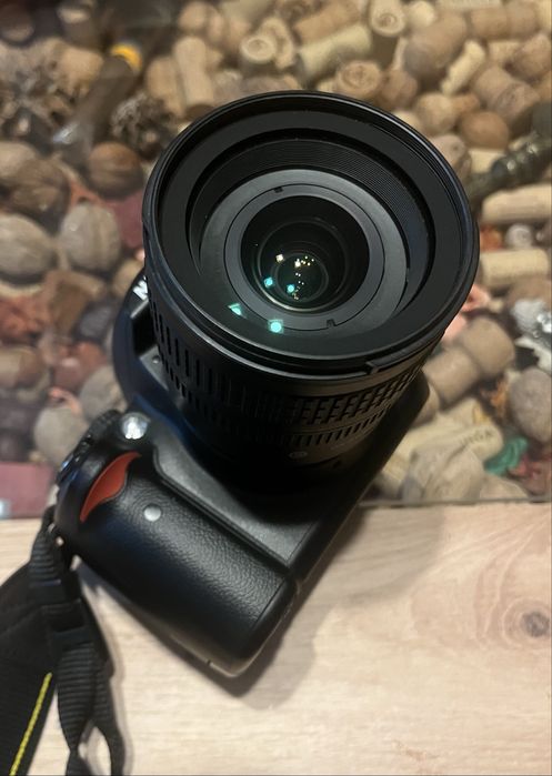 Vând Nikon D5000 + Obiectiv Nikon 18–70mm