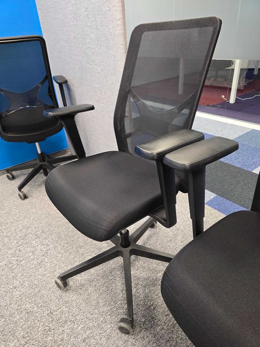 Модерен офис стол с мрежест гръб и пълен ергономичен контрол (Черен)