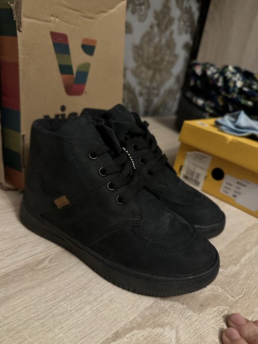 Продам  детские ботинки