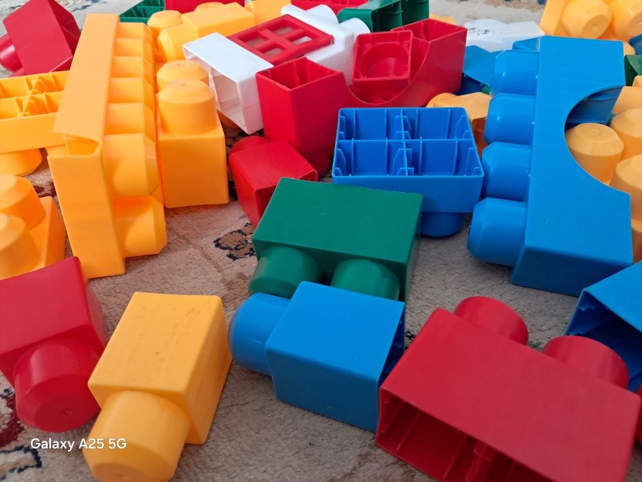 Конструктор  в подарок ведёрко.