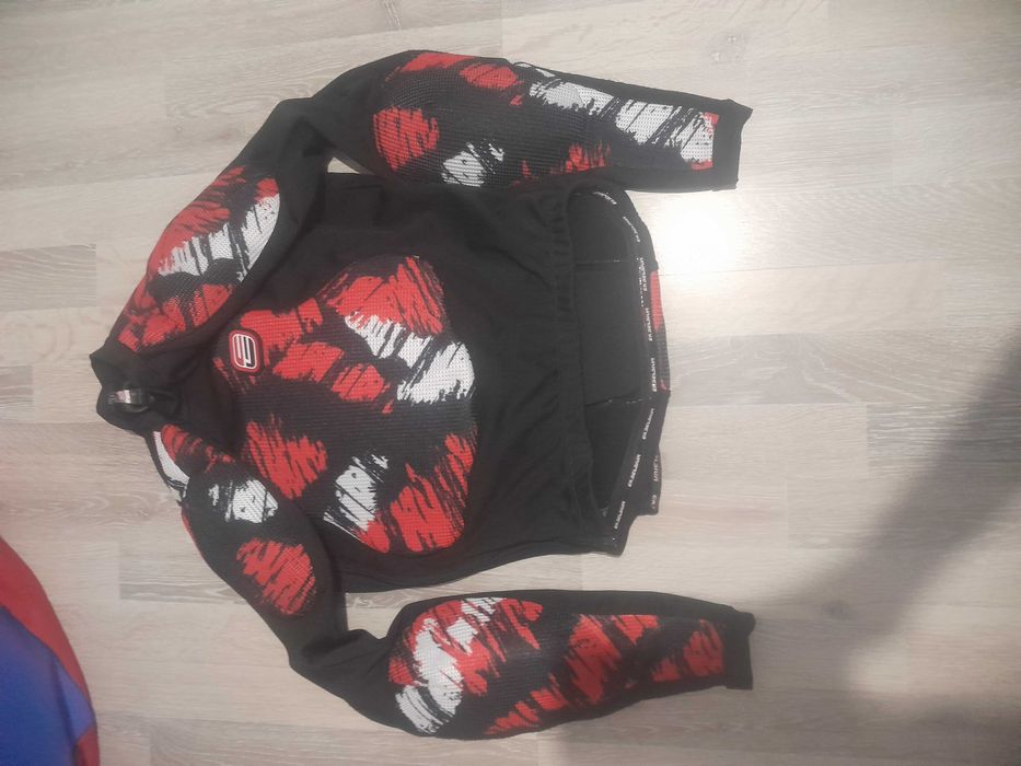 Продавам мото облекло,наколенки, ризница и ботуши.