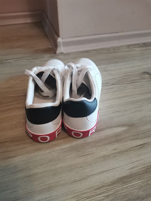 Спортни обувки бяло и черно