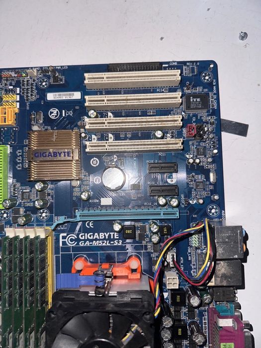 Kit PC Gigabyte GA-M52L-S3 + procesor AMD + 4GB RAM DDR2