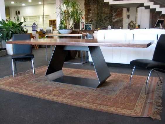 Vând masă compusă din blat + picior metalic central model MSV048, potrivită pentru dining, birou, masă de lucru sau amenajări moderne.