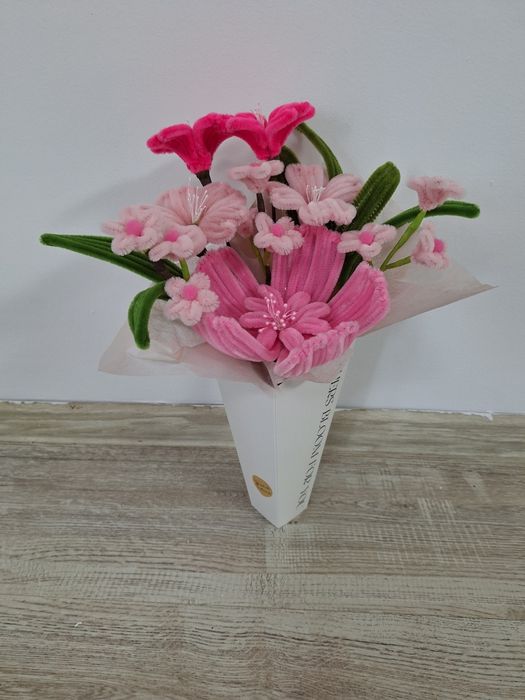 Flori realizate manual din sârmă plușată