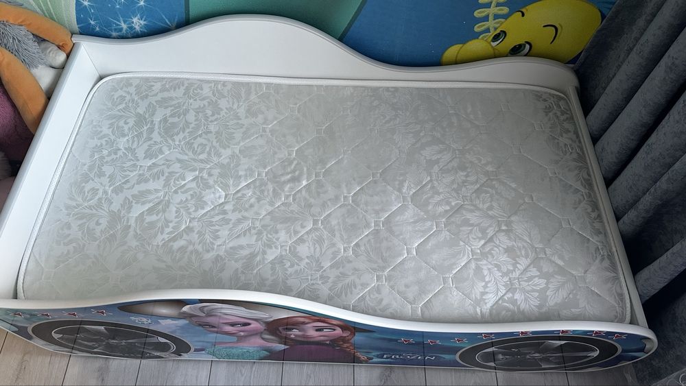 Кровать для девочки «Холодное сердце» в форме машины