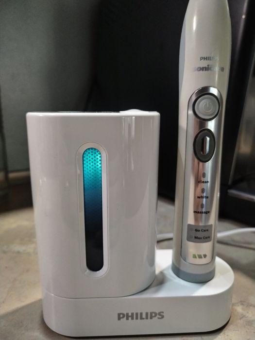 Philips Sonicare UV Sanitizer четка и стерилизатор за глави за четка и зарядно
