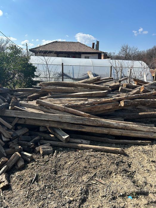 Сух дървен материал (греди и ребра) – дължина 3-4 метра