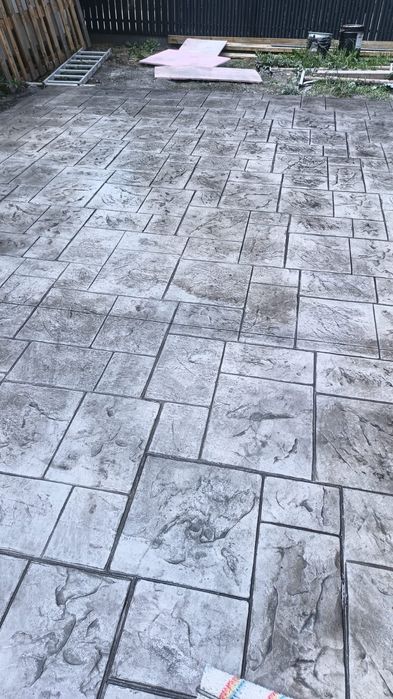 Beton amprentat decorativ,beton periat, beton simplu, tencuiala amprentata, fațade, garduri  socluri amprentate