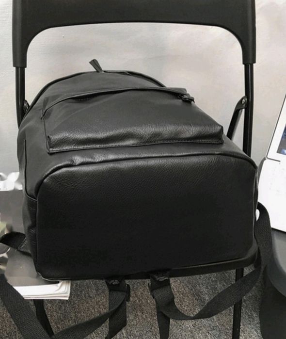 Rucsac negru din piele ecologică – stare foarte bună