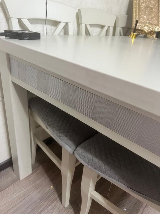 Стол со стульями