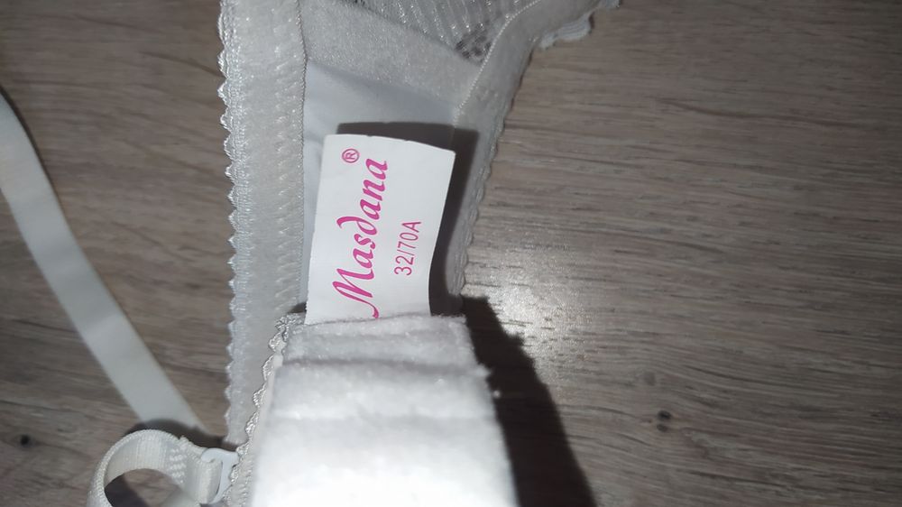 Бюстгальтер на девушку.