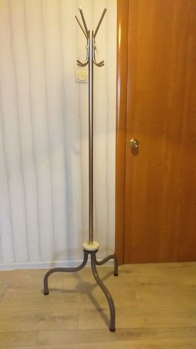 Вешалка железная напольная