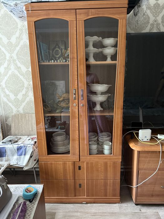 Стекляный шкаф и ТВ-тумба