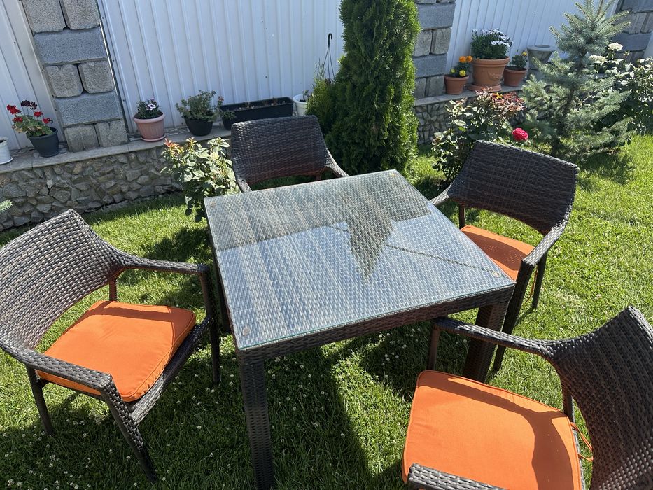 Ротанговый стол и стулья