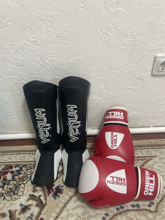 Боксерские перчатки и футы