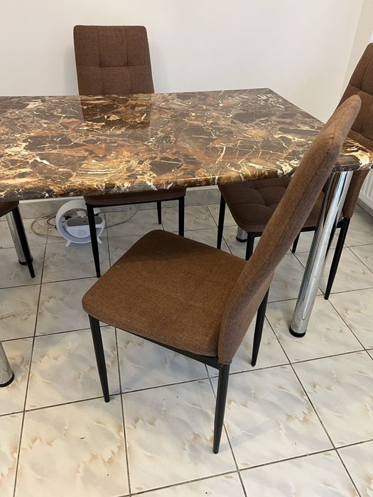 Set bucătărie: masă + 4 scaune + dulap Neoset – stare foarte bună