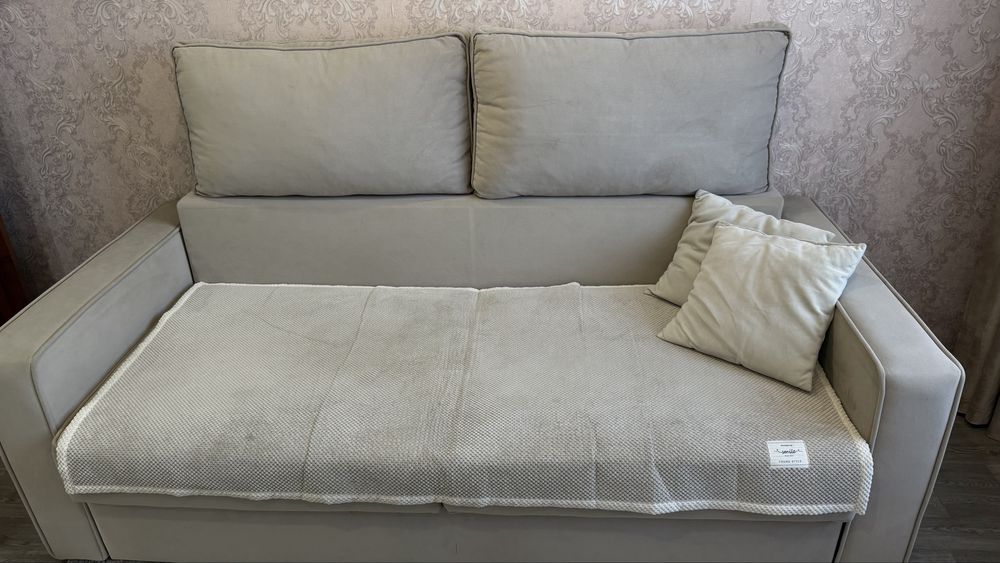 Диван бежевый 100*220 см