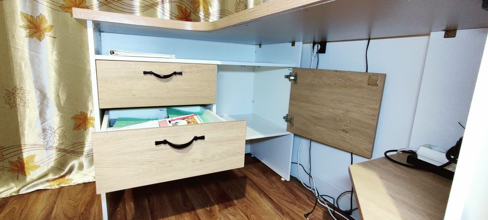 Стол с настенной полкой