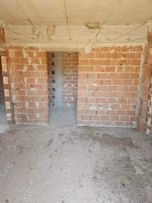 Двуетажна къща за довършване в село Филаделфи, Гърция