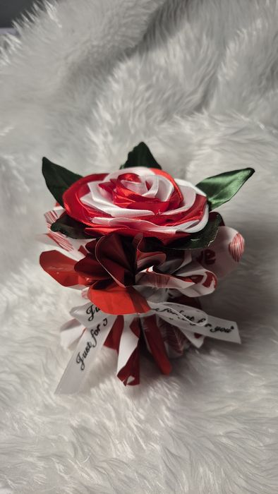 Mini buchetele cu trandafiri din saten