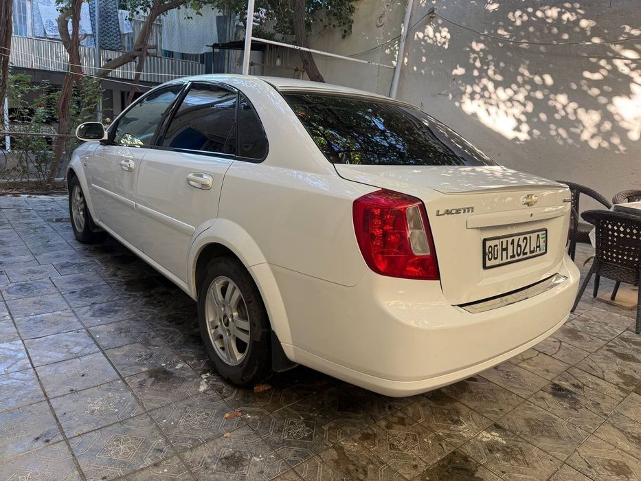 Lacetti srochno sotiladi