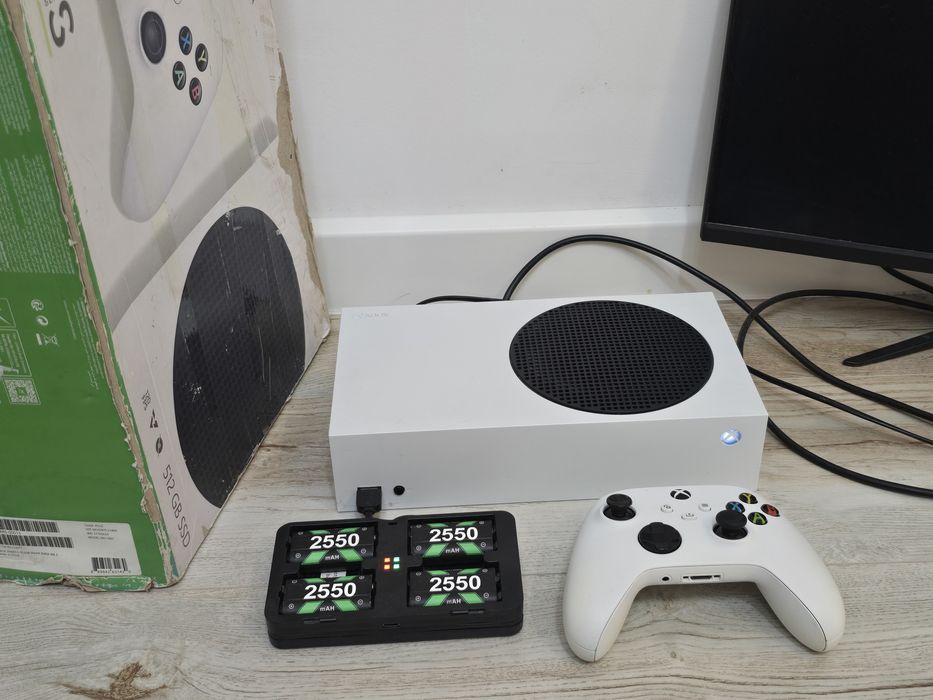 Xbox Series S с коробкой и 4 аккумуляторами