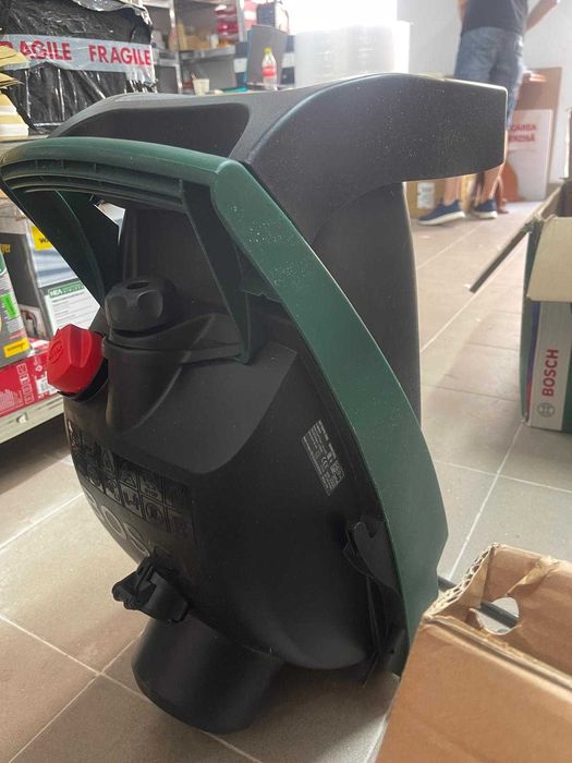 Tocător crengi Bosch AXT Rapid 2000 (pentru tocarea eficientă a deșeurilor din grădină; motor puternic de 2000 W)