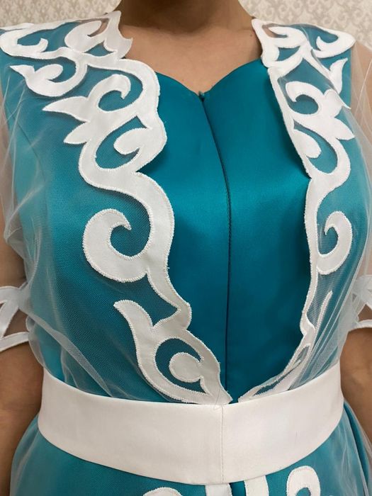 Әдемі дизайнмен тігілген көйлек.