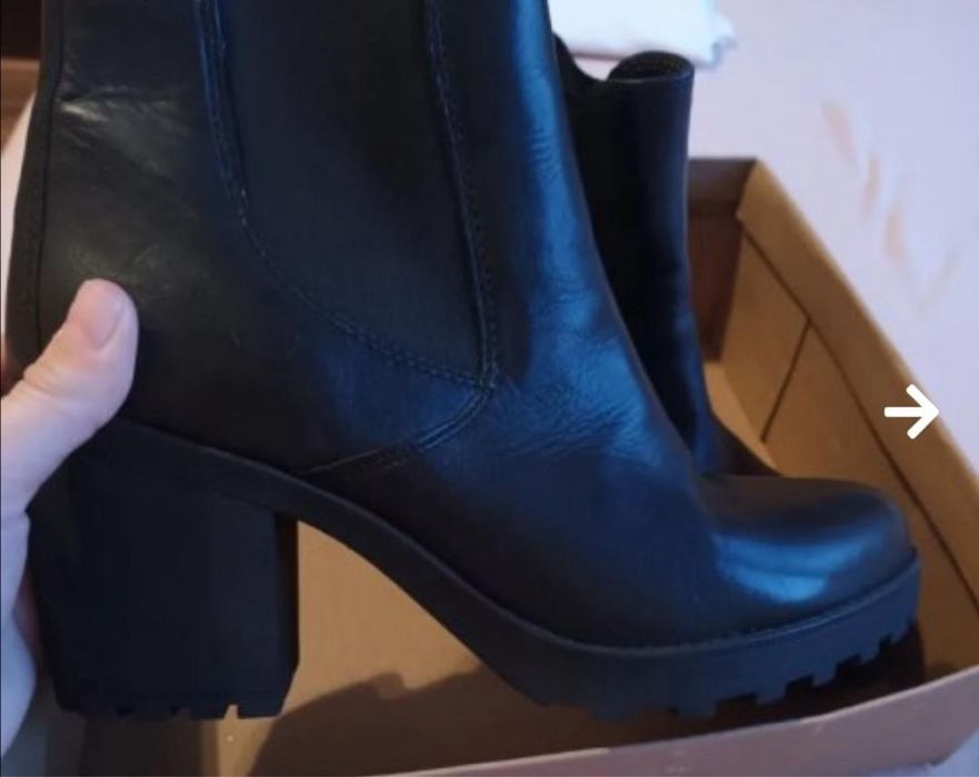 Дамски боти………..