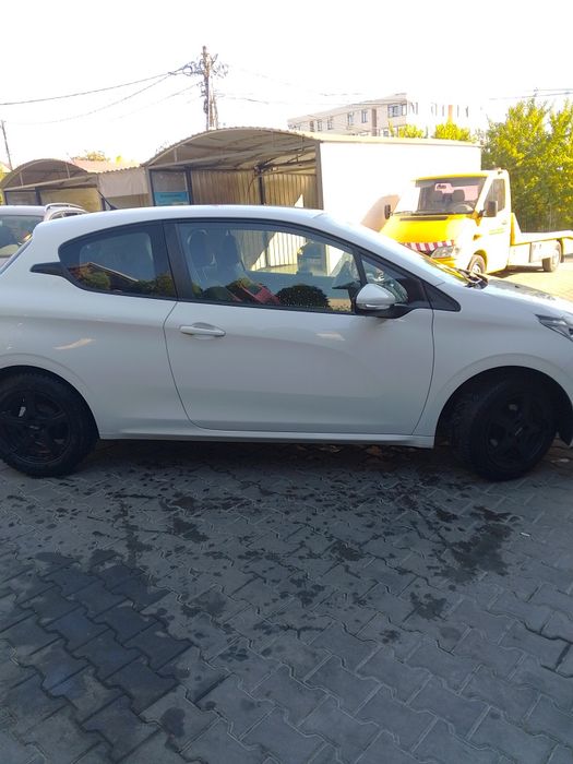 Mașină Peugeot 208
