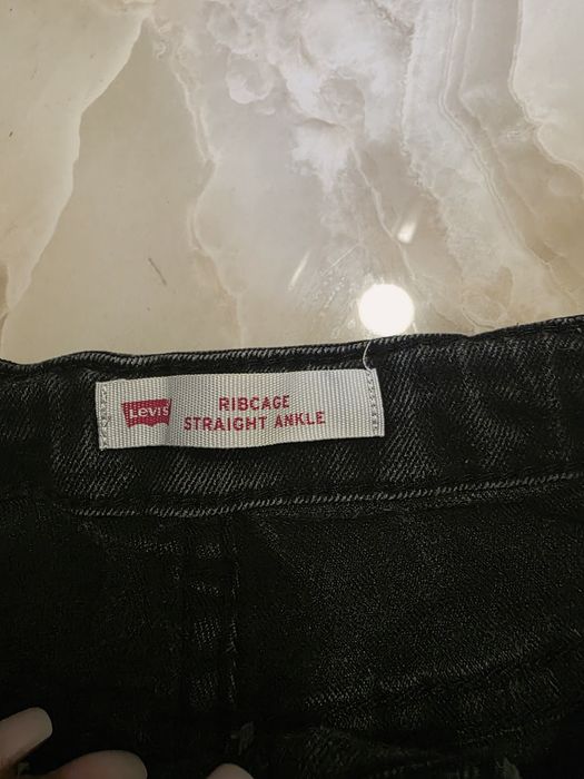 Blugi Levi's stare foarte bună o mică dungă  pe spate vezi foto mărimea 140 cm