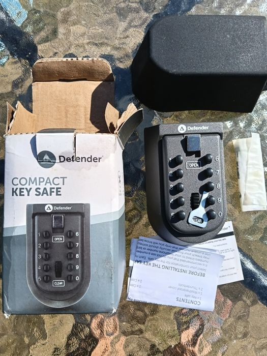 Compact key safe defender