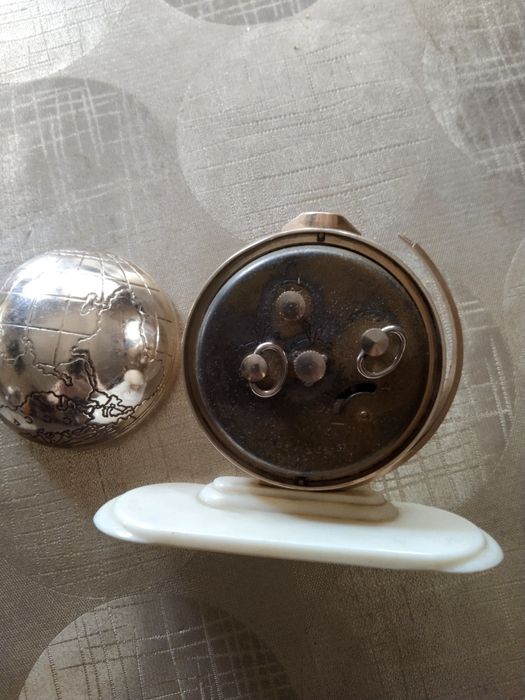 Будильник советский земной шар