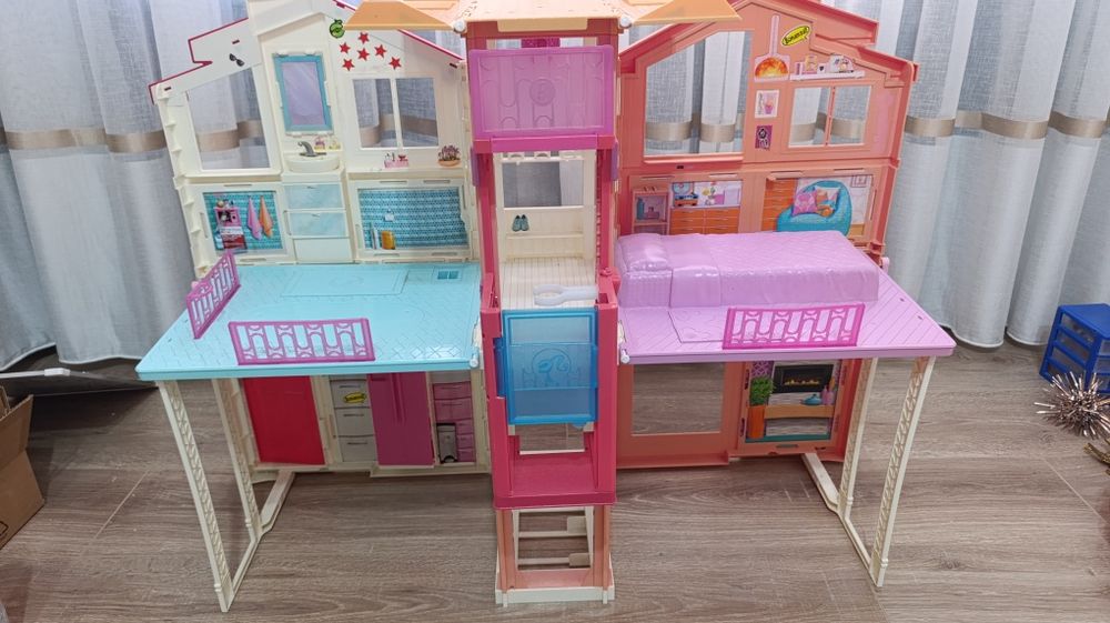 Большой дом для кукол Барби