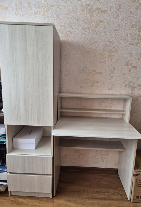 Продам школьный стол+пенал