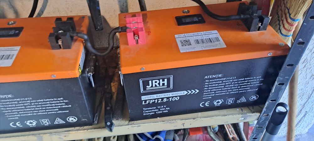 Vând doua baterii LiFepo4  2×JRH 12,8v 100(1280wh fiecare)folosite în serie sistem solar 24v(25.6 100h total =2560wh)
