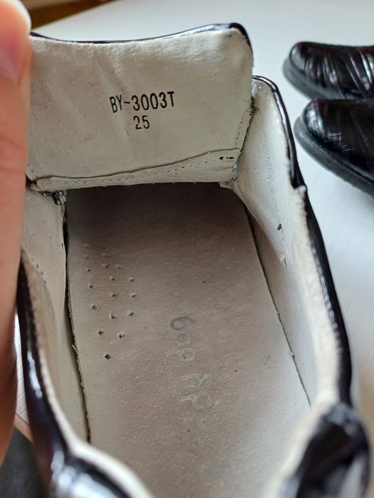 Туфли на мальчика размер 23-25.