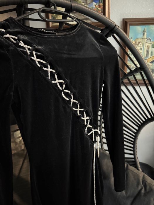 Черна рокля с камъни