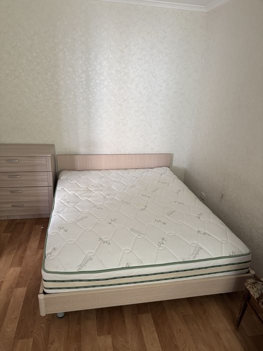 Кровать двухспальная и камод