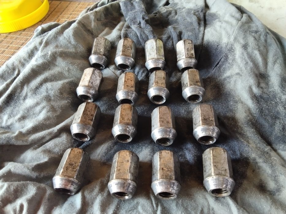 Пълен комплект оригинални болтове за ляти джанти ,на Форд до 2006 годи