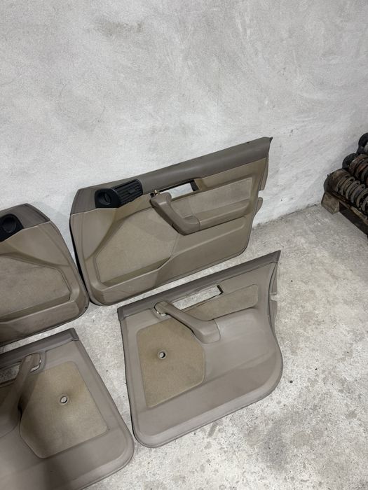 Бежевые обшивки на BMW e34