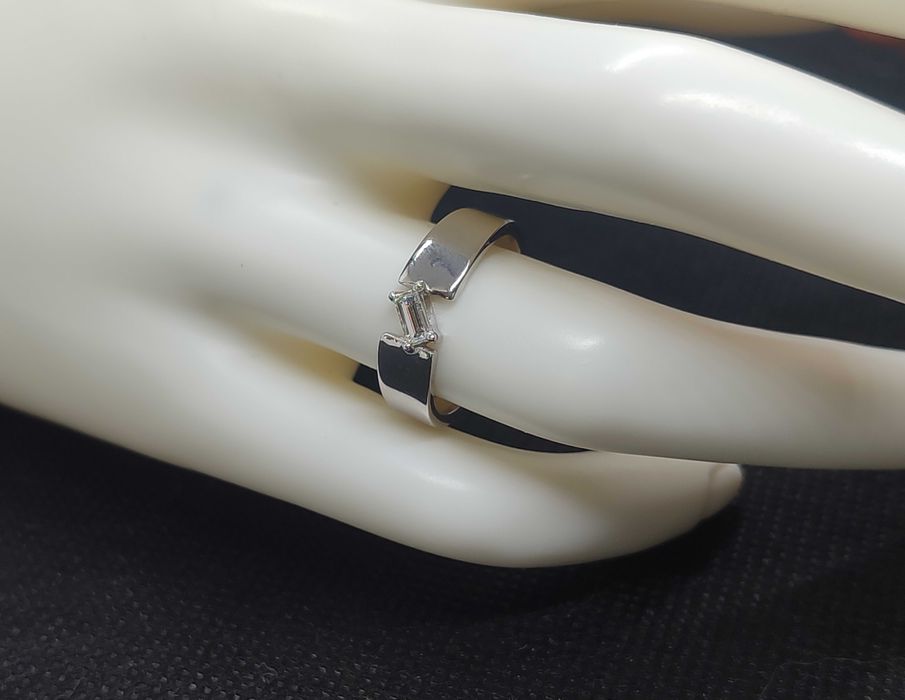 Халка от 14к бяло злато с диамант багета 0.20 ct