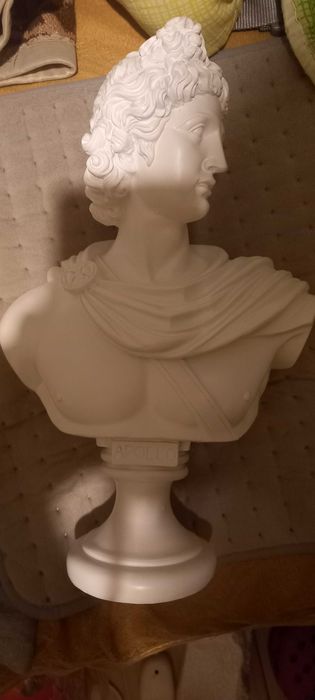 Статуя на древногръцки бог  бяла,нова