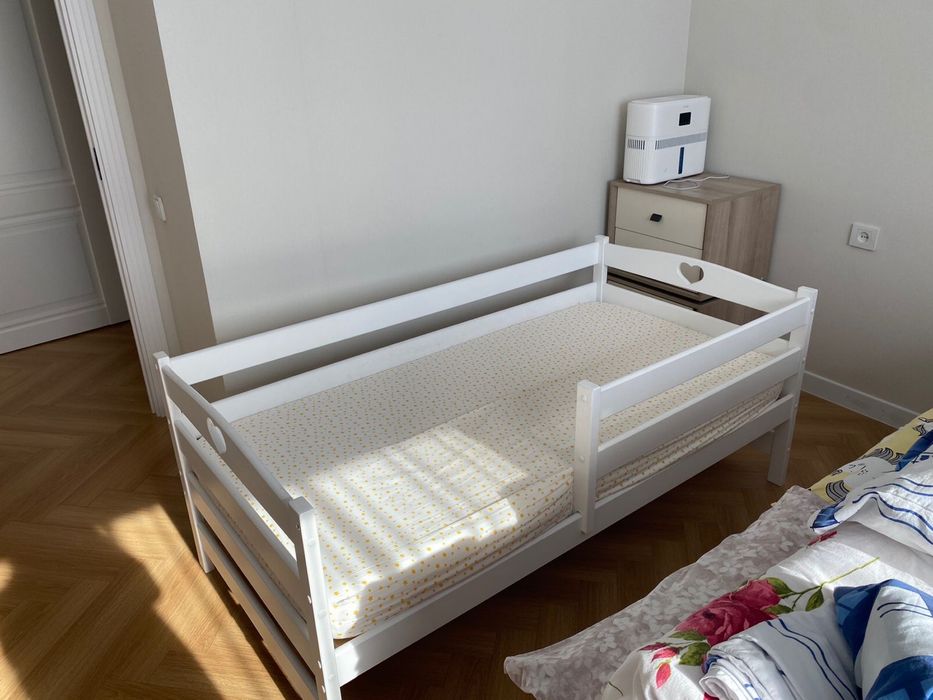 Продаю детскую кровать с матрасом