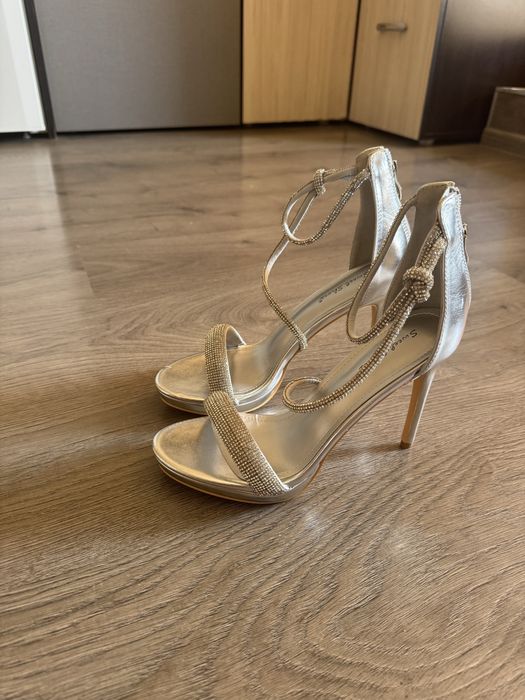 Сребърни сандали на ток